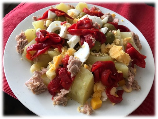 ENSALADA DE PATATA CON PIMIENTOS DEL PIQUILLO